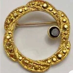 Vintage Gold Tone Circle Brooch Pin Hammered Texture Garnet Colored Red Stone.